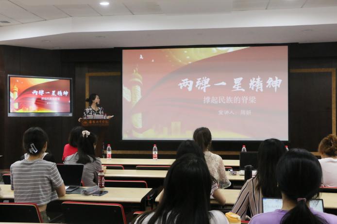 图片1:“逐梦”国教研究生在班级中开展宣讲